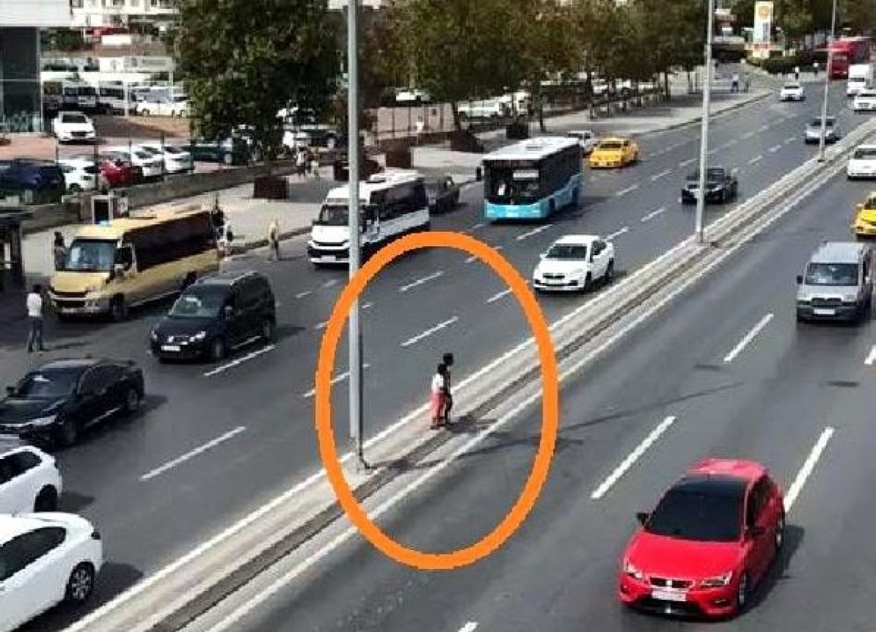 Metrobüse kaçak binmeye çalışan çocukların tehlikeli geçişi kamerada