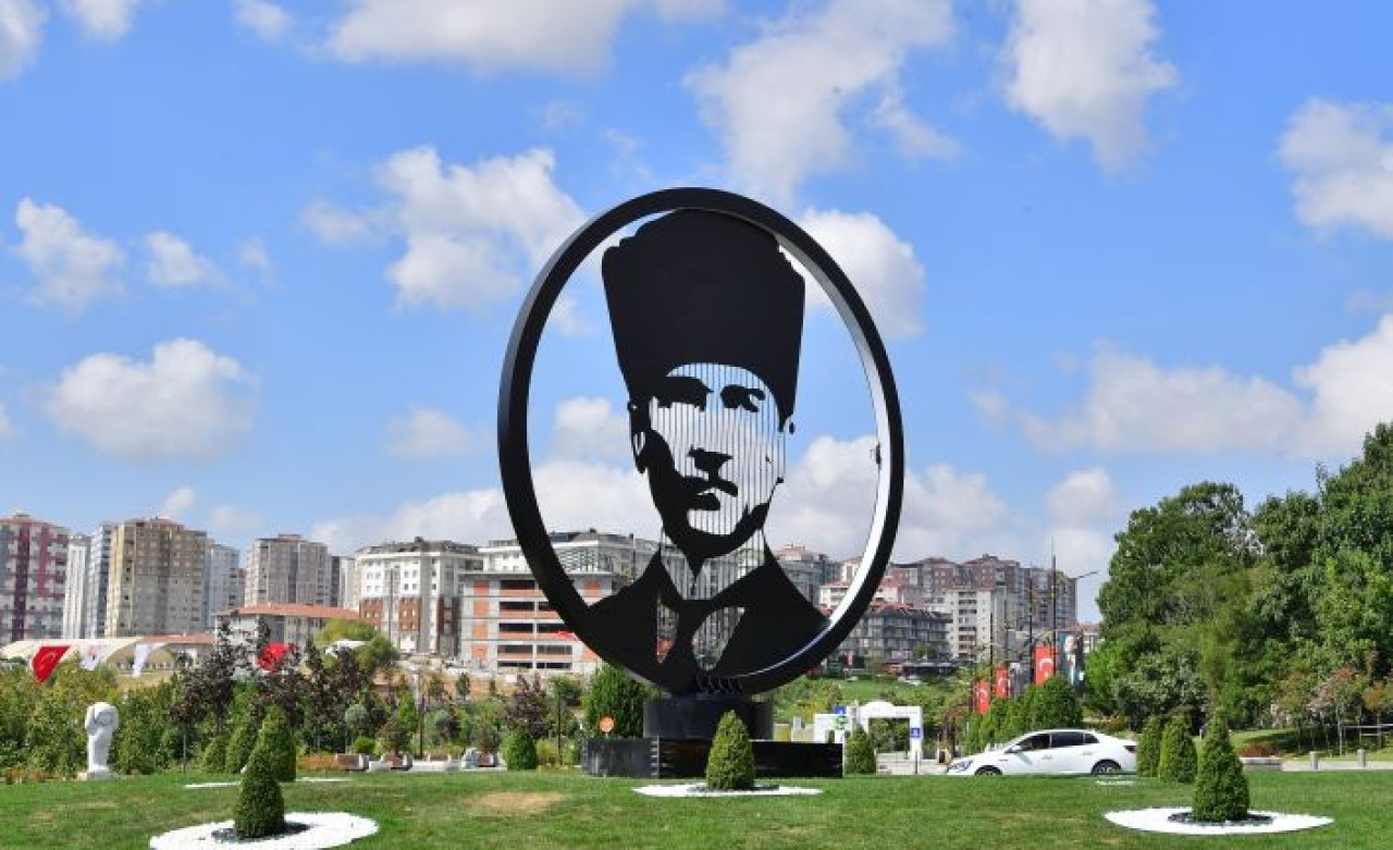 ATATÜRK BULVARI ATA’NIN SİLÜETİ İLE TAÇLANDI