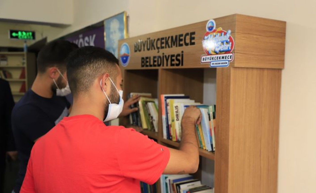 Büyükçekmece Belediyesi’nden kahvehanelere kitaplık