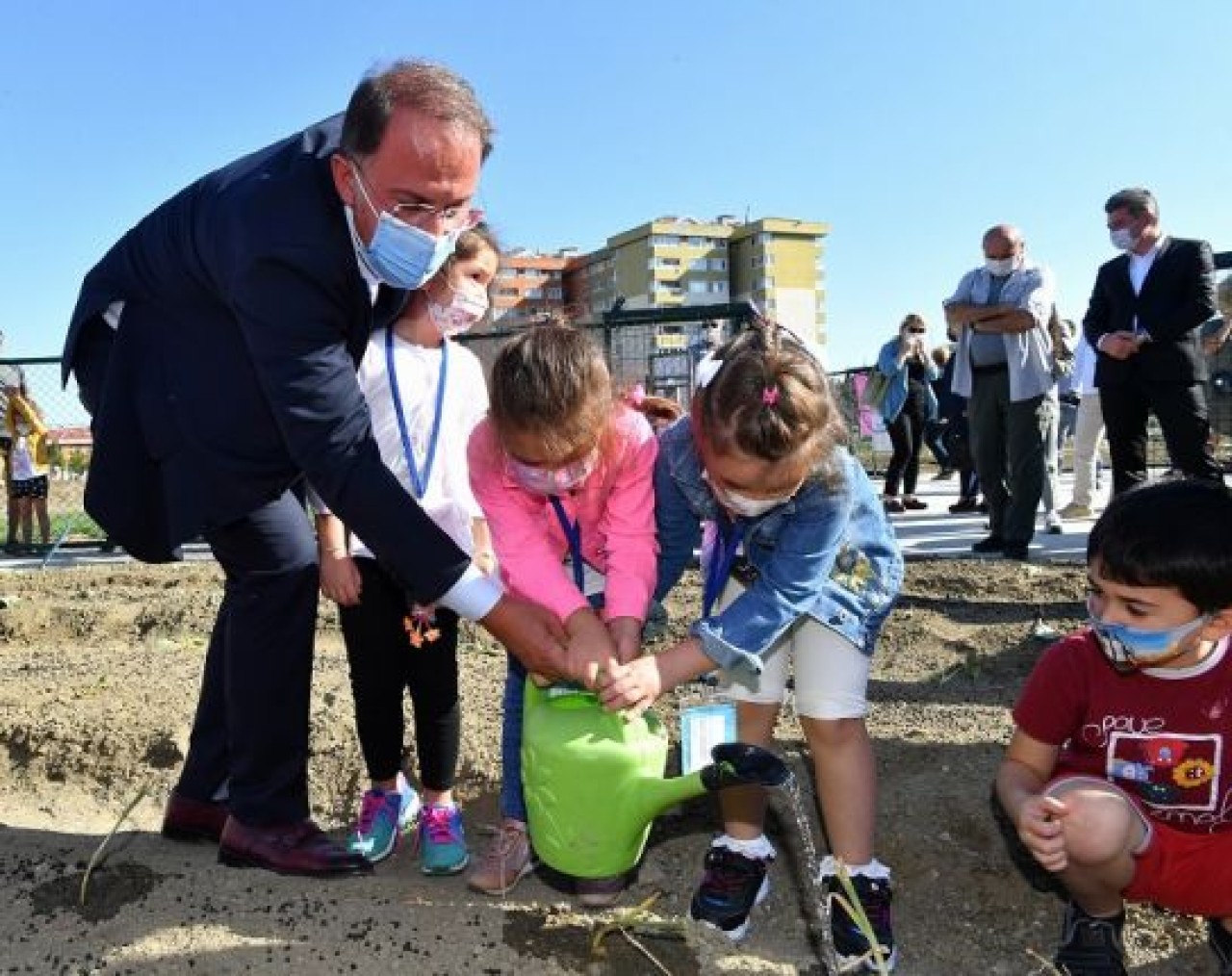 BAŞKAN ÇALIK, ÇOCUKLARLA KIŞLIK FİDE DİKTİ