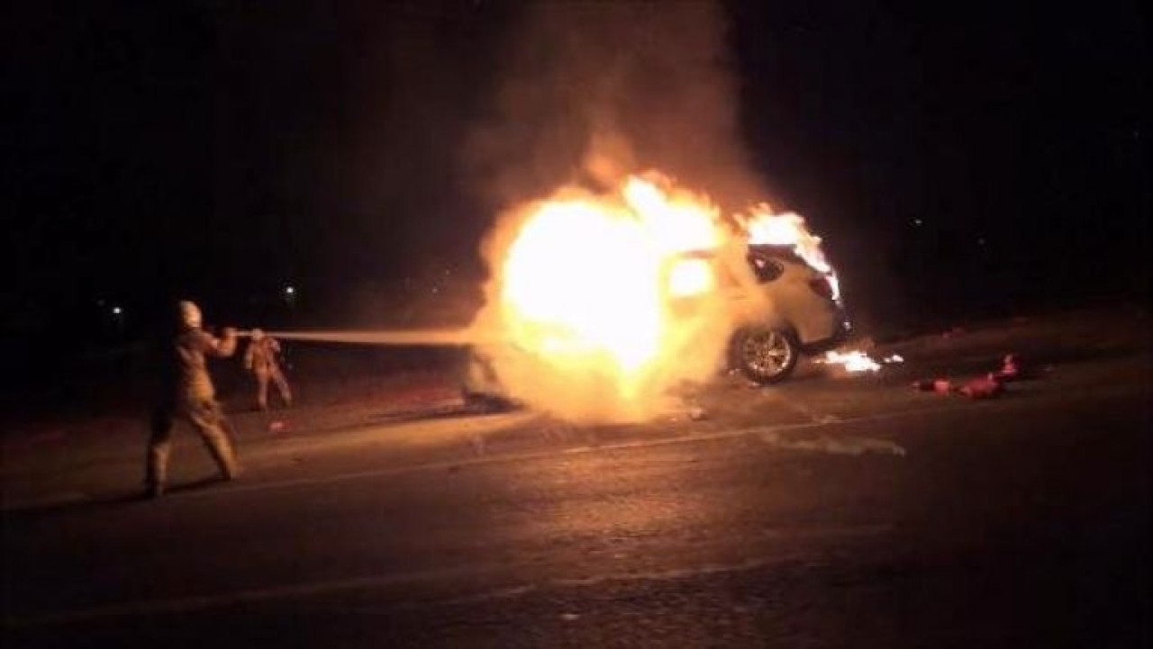 SİLİVRİDE LÜKS ARAÇ ALEVLERE TESLİM OLDU, 2 KİŞİ SON ANDA KURTULDU