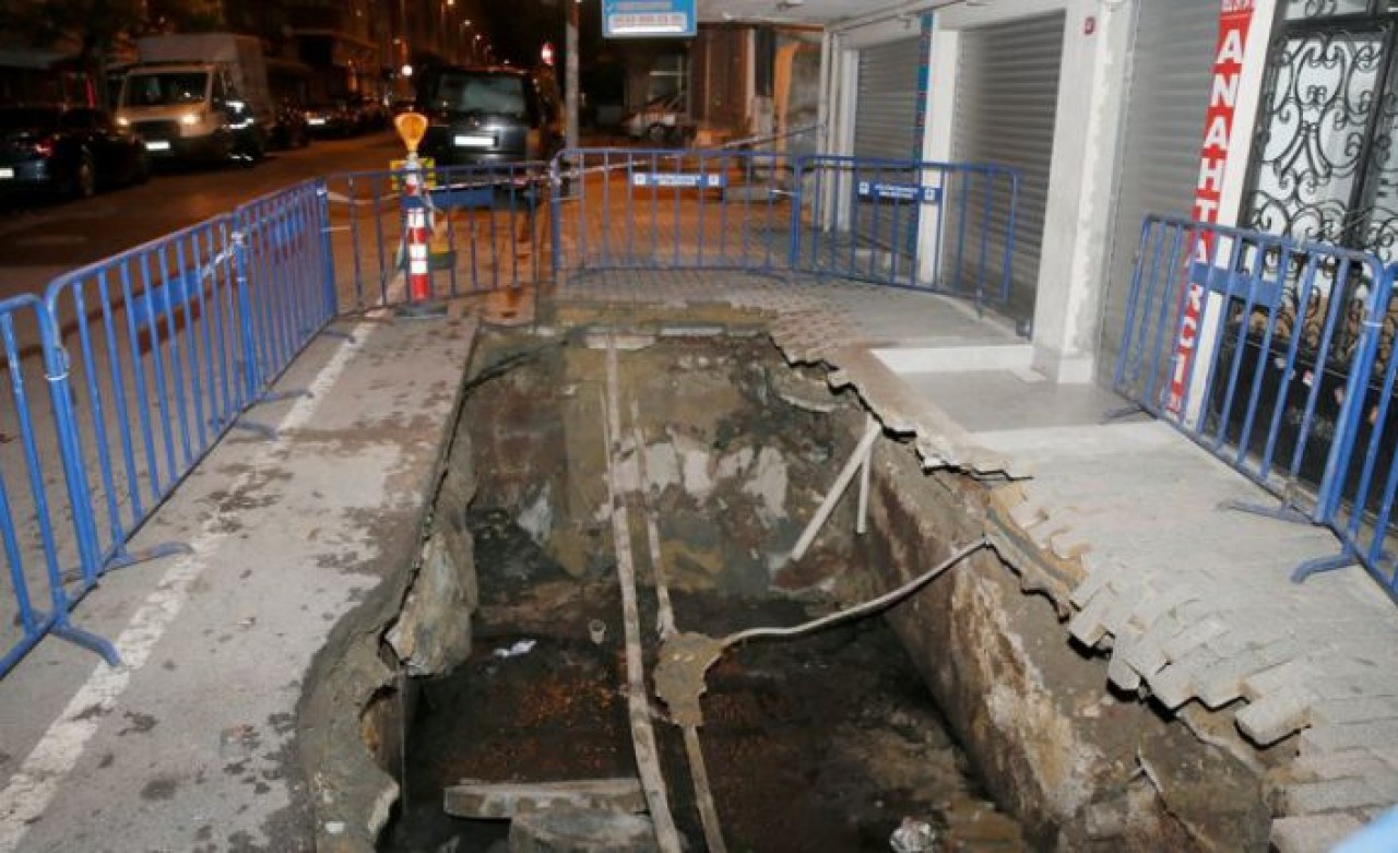 Küçükçekmecede kaldırım çöktü