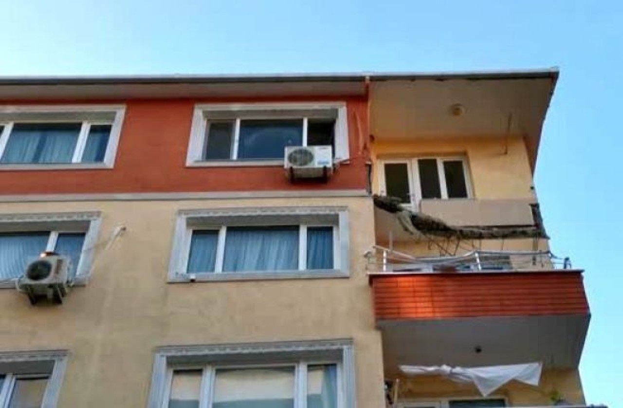 Avcılarda bir binanın balkonu çöktü