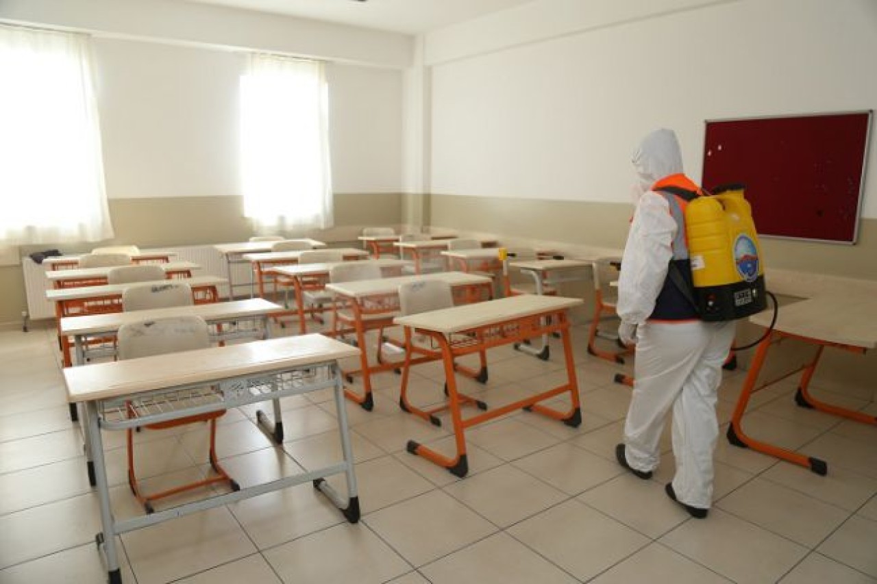Büyükçekmece’deki okullar dezenfekte edilmeye devam ediyor