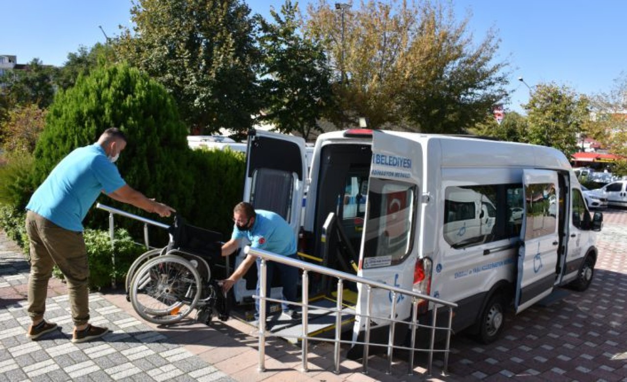 15 HASTAYA TEKERLEKLİ SANDALYE DESTEĞİ