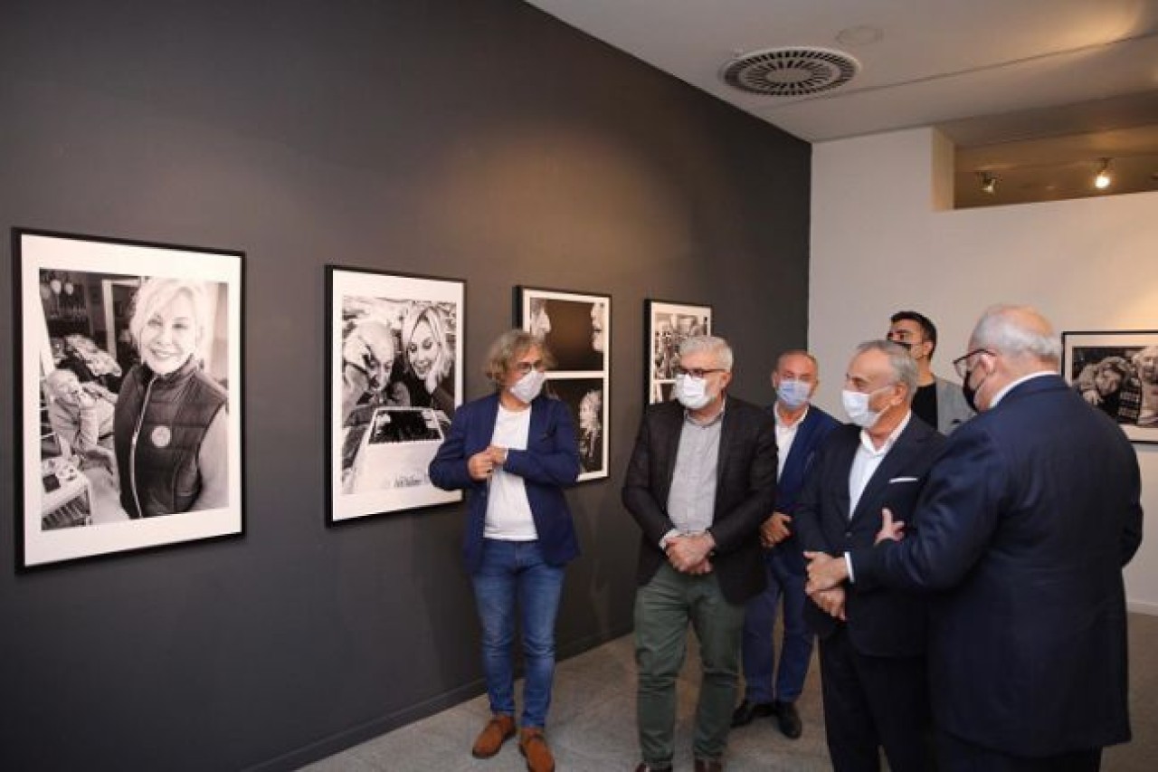 Melih Berkin objektifinden &quot;Güle Güle Ara Güler&quot; sergisi Küçükçekmecede