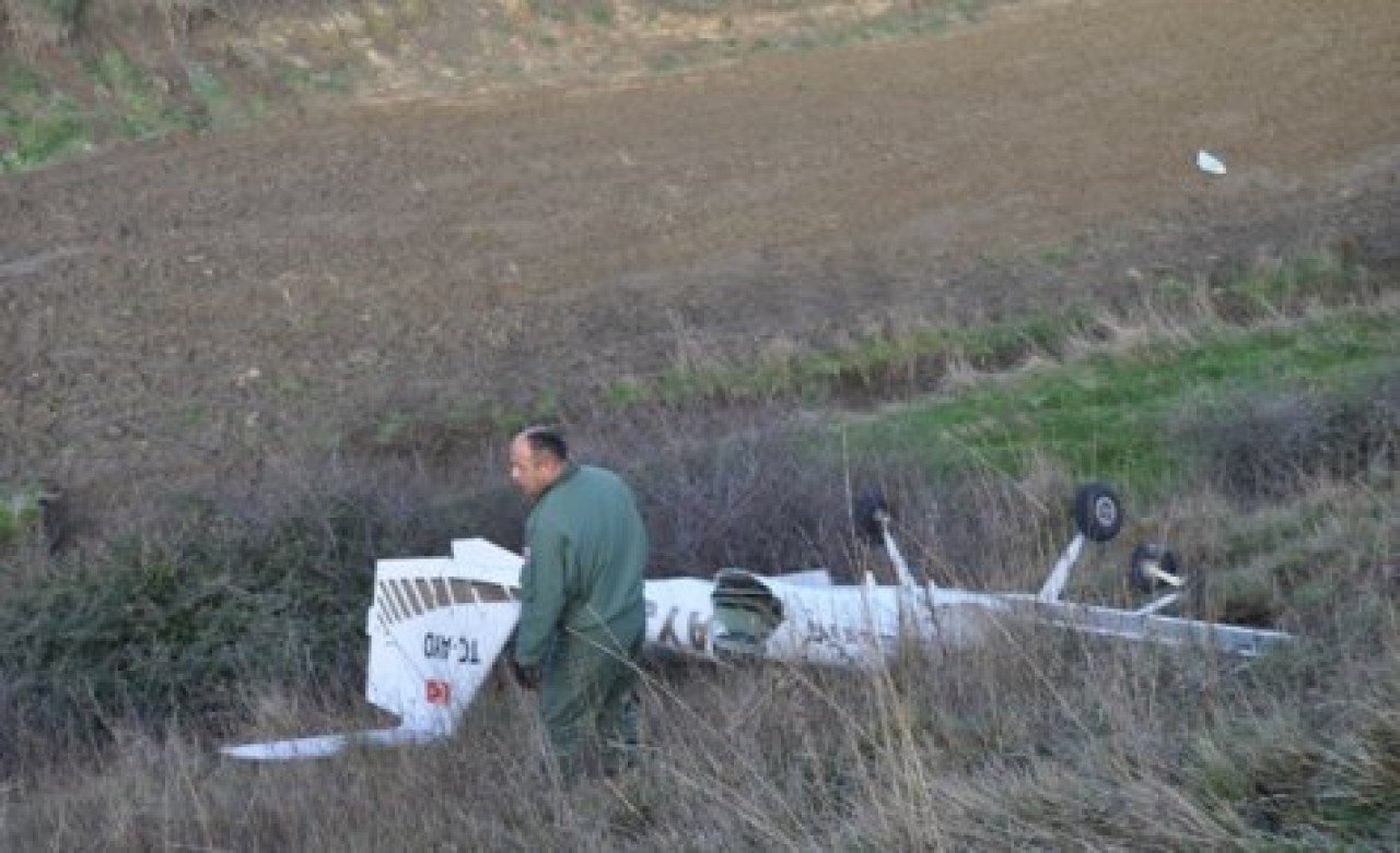 Eğitim uçağı tarlaya düştü