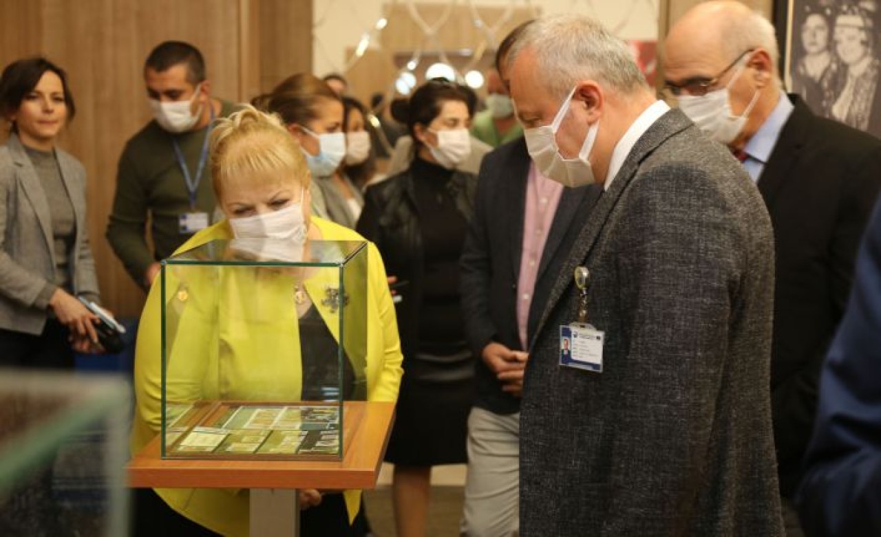 Dünya’da ve Türkiye’de Atatürk için bastırılan pullar sergilendi