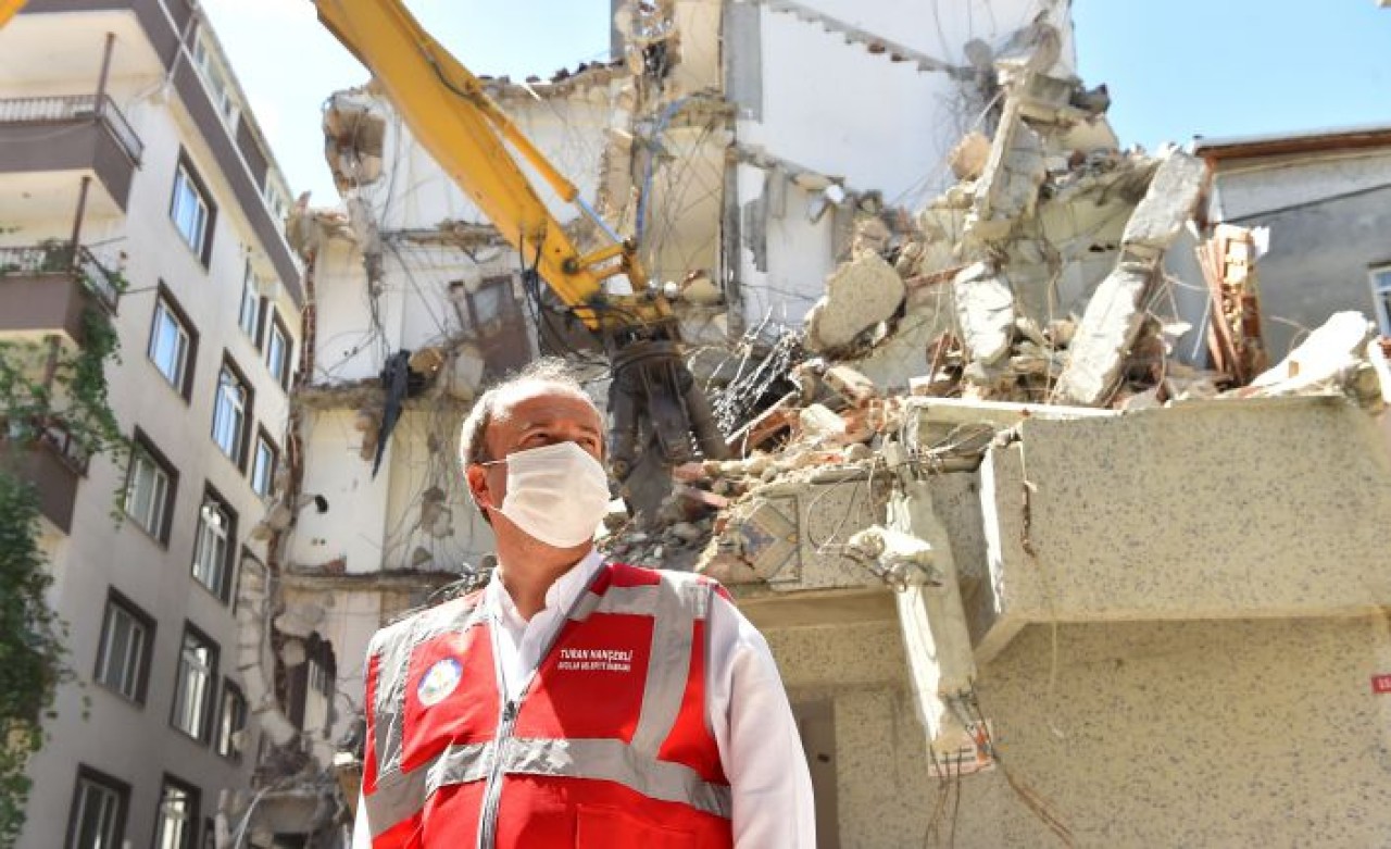 AVCILAR’DA KENTSEL DÖNÜŞÜM ARALIKSIZ DEVAM EDİYOR : SON İKİ GÜNDE 15 BİNA YIKILDI