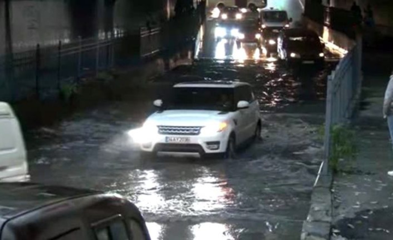 BÜYÜKÇEKMECEDE YAĞIŞ ETKİLİ OLDU