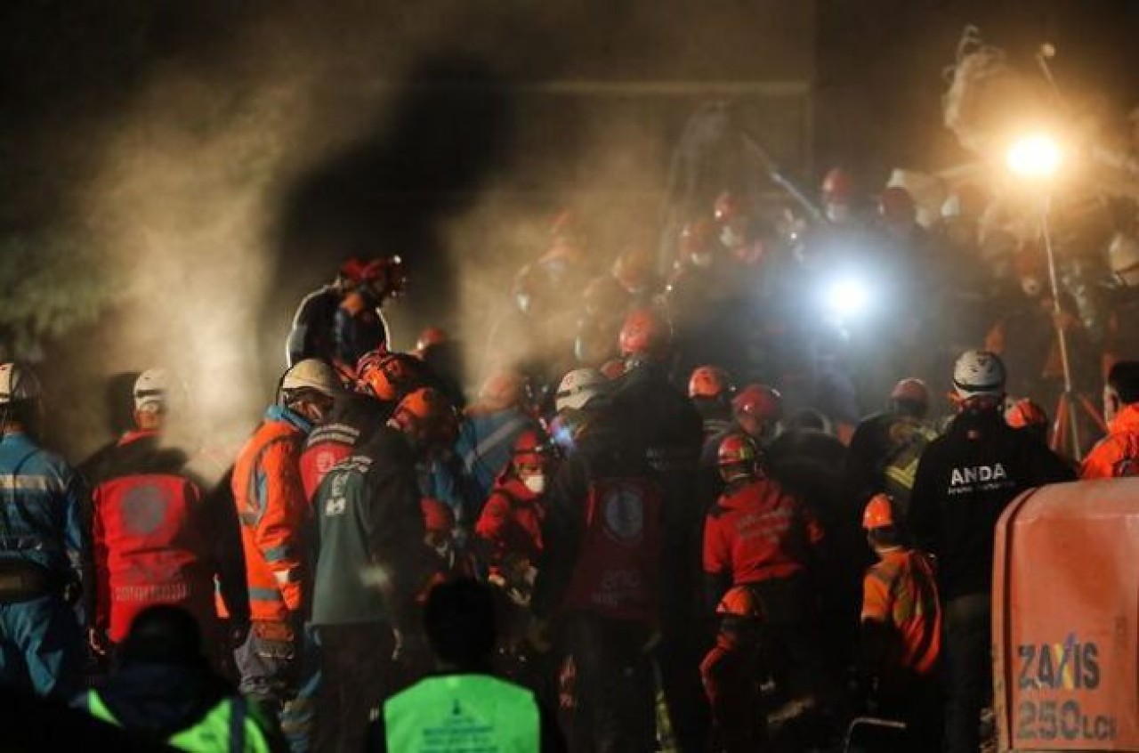 İzmirdeki depremden ölü ve yaralı sayısı yükseliyor!