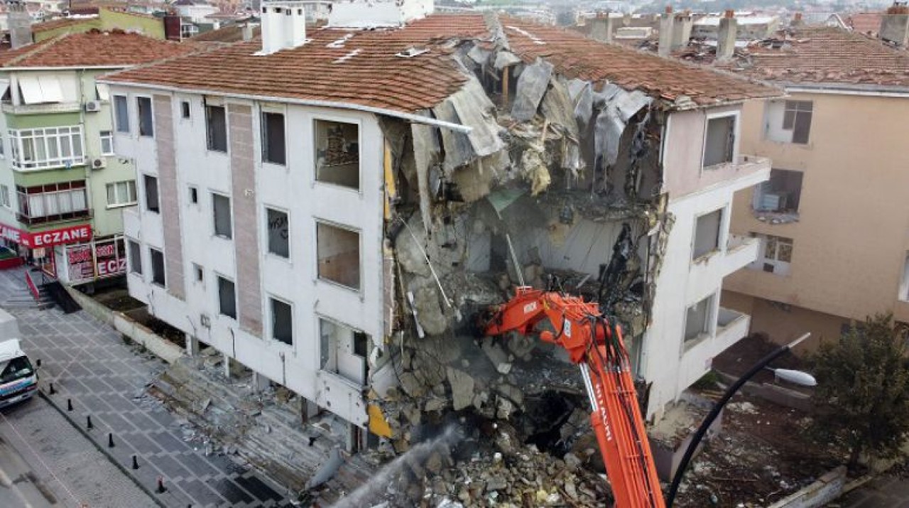 İzmir depreminin ardından Büyükçekmecede hasarlı binaların yıkımına devam edildi