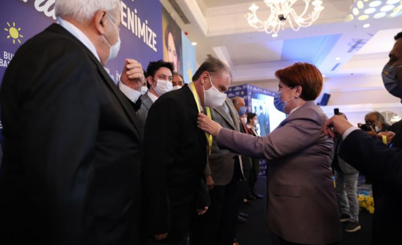 Meral Akşener, Bursada yeni üyelere rozet taktı