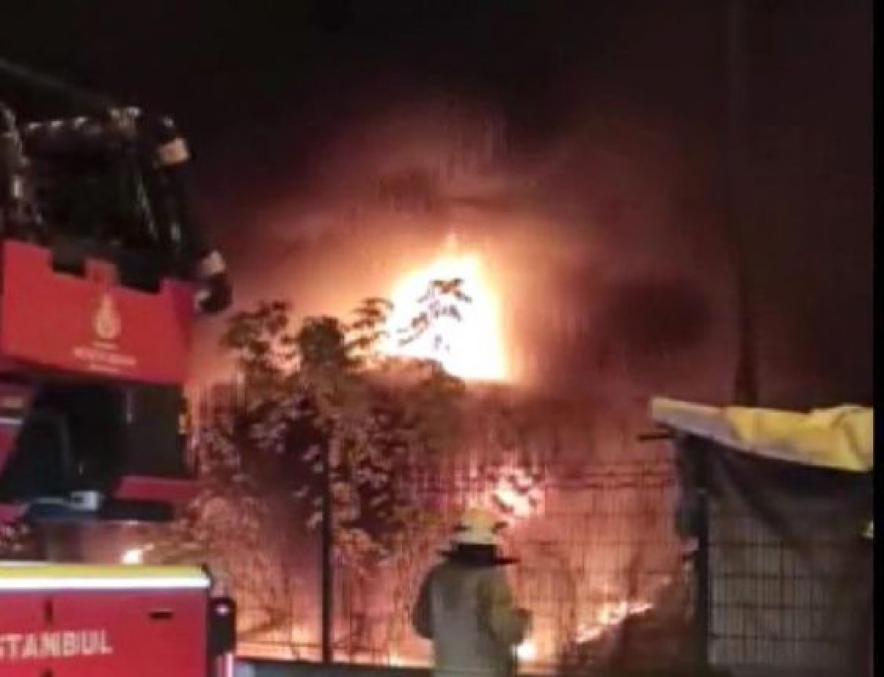 Avcılarda halı sahanın yanındaki trafo alev alev yandı