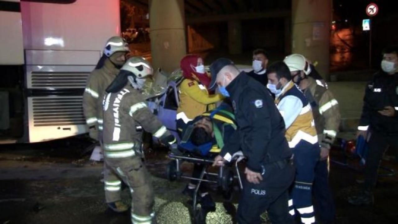 Küçükçekmecede otomobil park halindeki otobüse çarptı: 1i ağır 2 yaralı