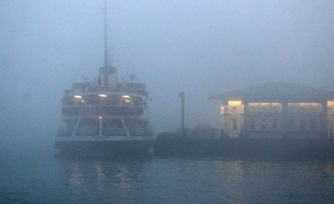 İstanbulda sis nedeniyle şehir hatlarında bazı seferler iptal edildi
