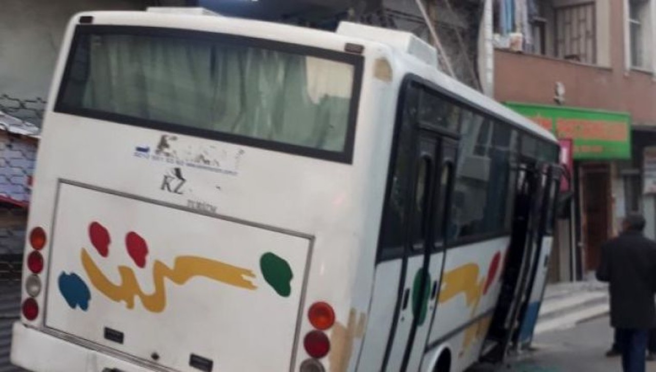 Küçükçekmecede servis aracı markete girdi: 3 yaralı