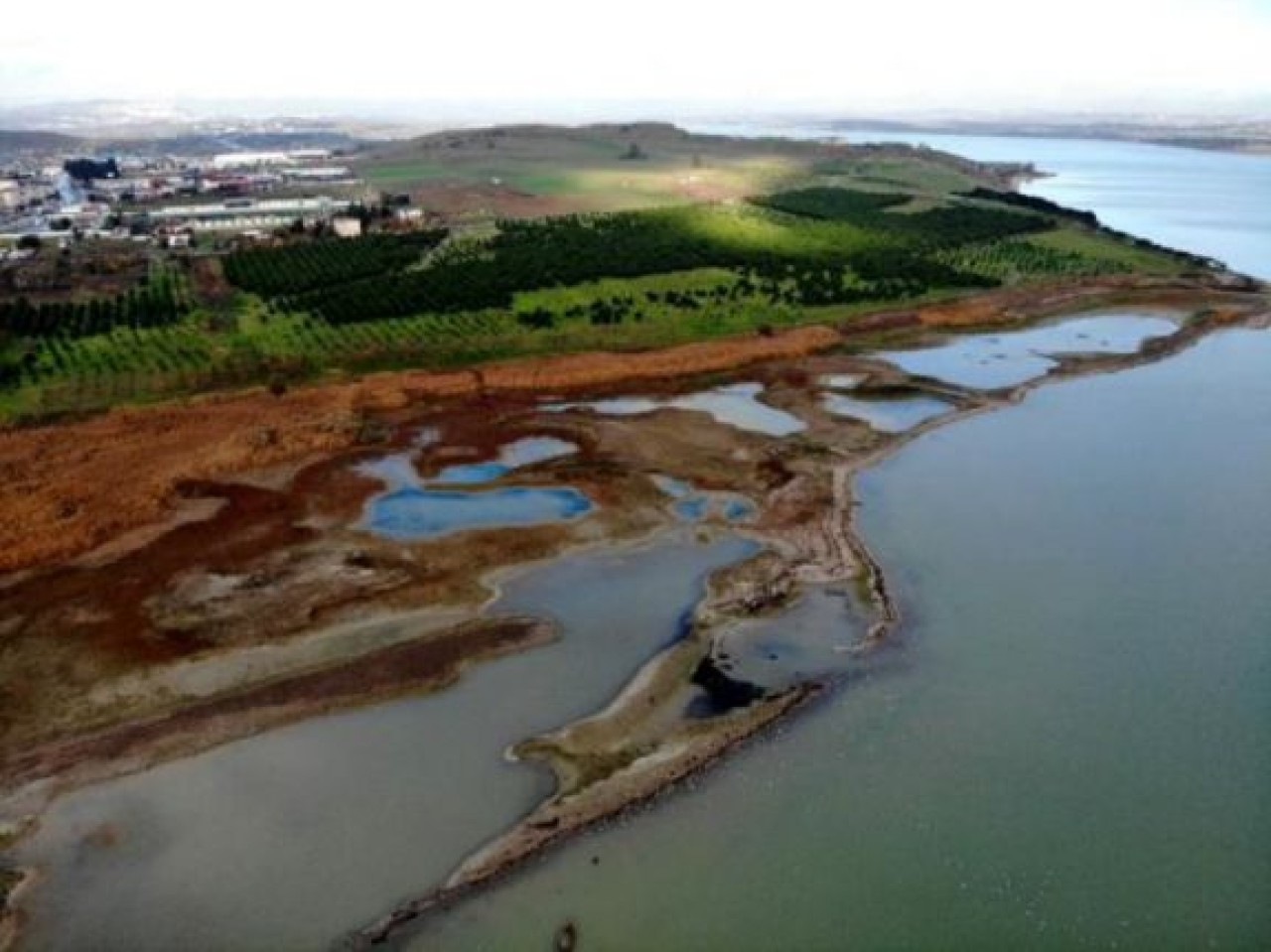 Suların çekildiği Büyükçekmece Barajında korkutan görüntü