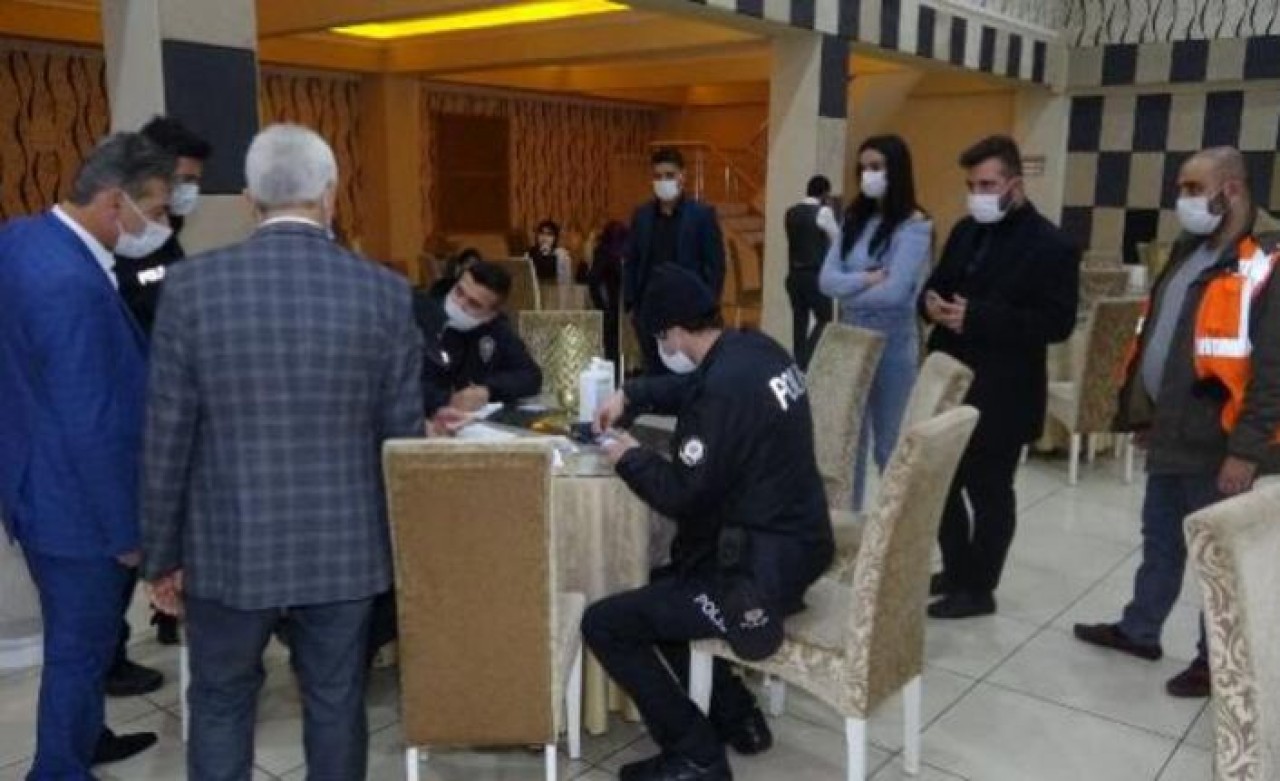 Yasaklara rağmen düğün yaptılar...