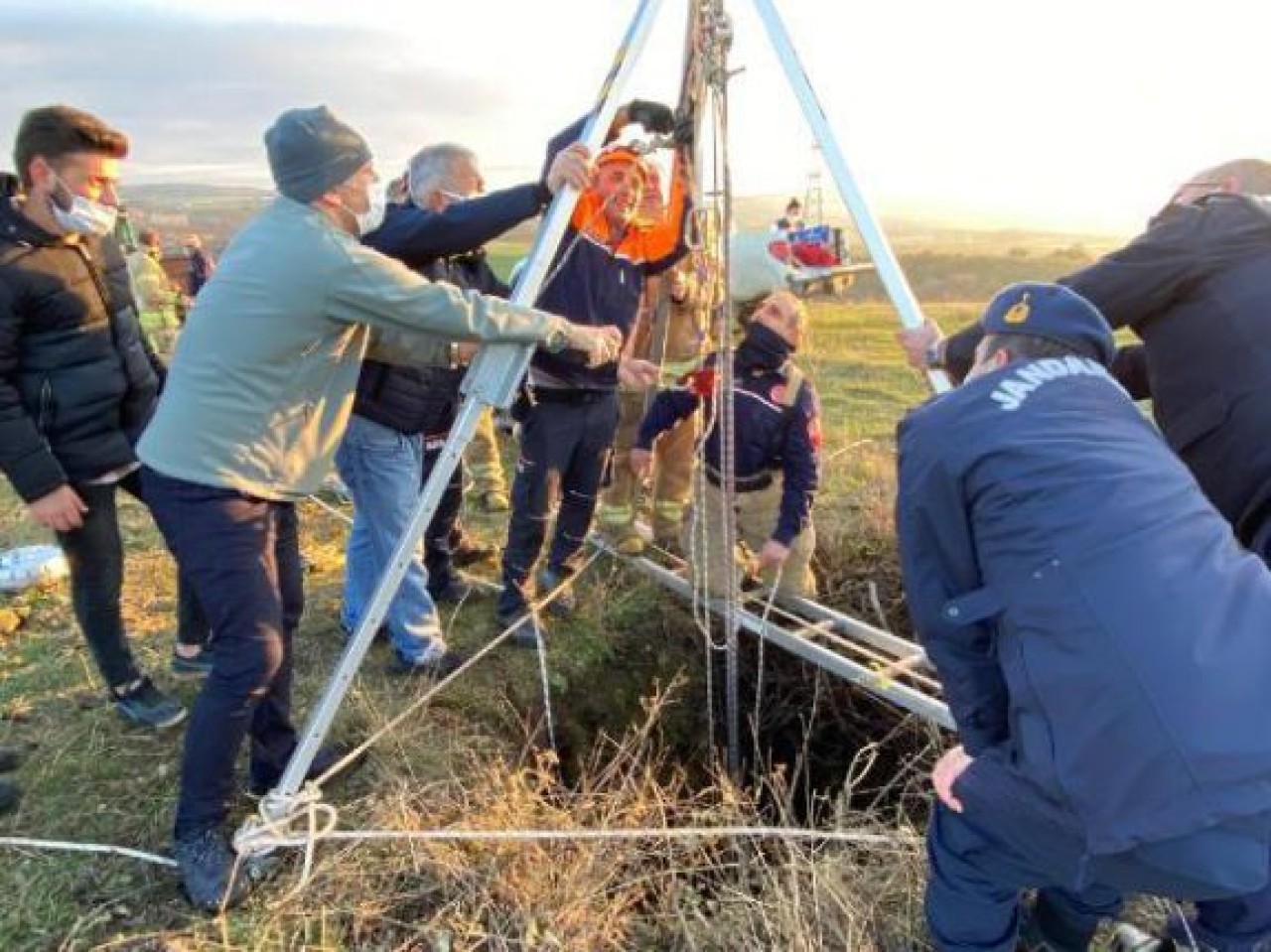 Çatalcada bir kişi 30 metrelik kuyuya düştü