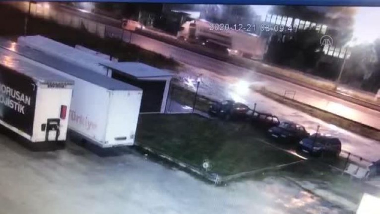 Çatalcada otomobil hafriyat kamyonuna çarptı: 1 ölü