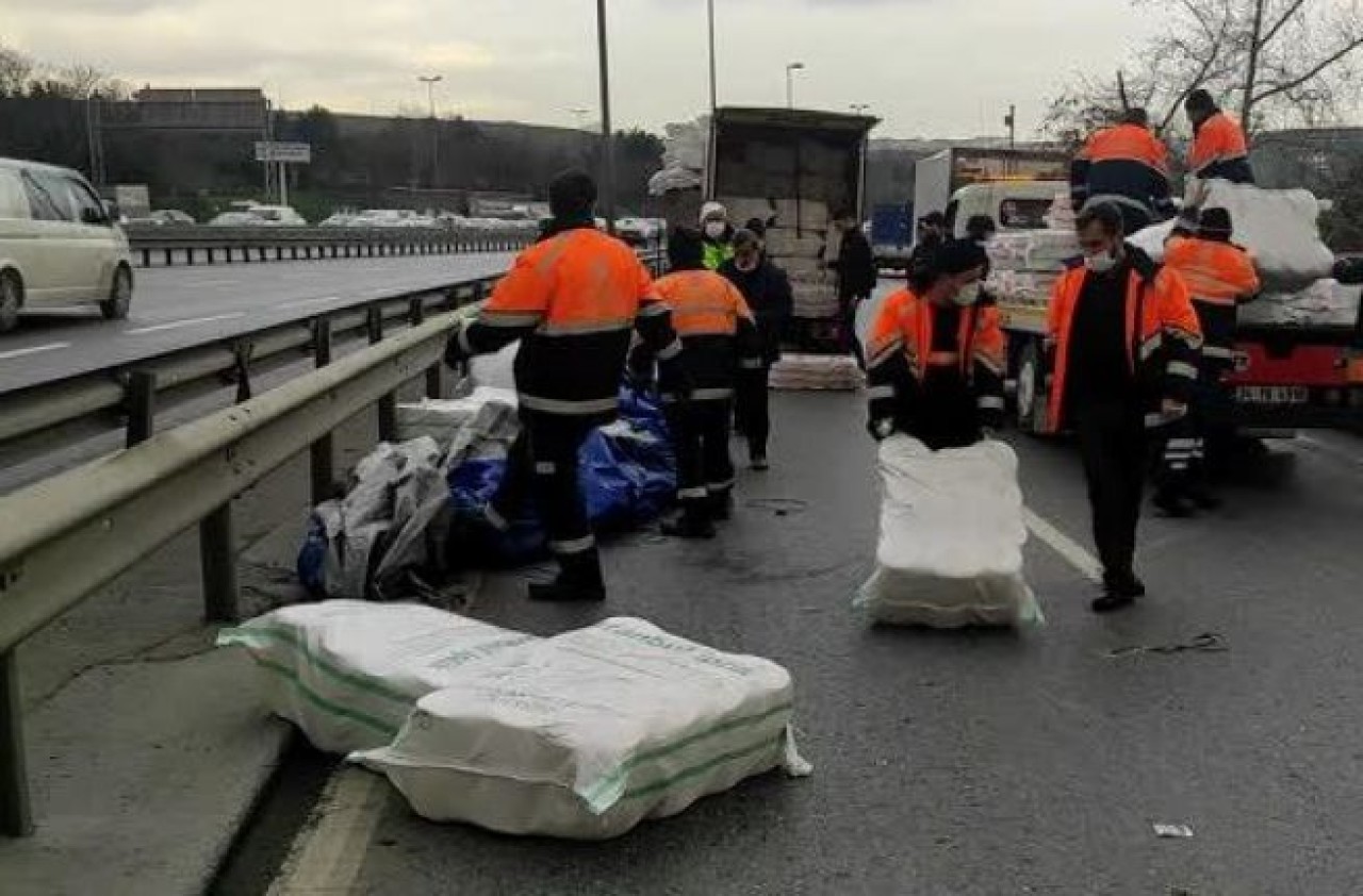 Küçükçekmecede kamyondan düşen yük trafiği etkiledi