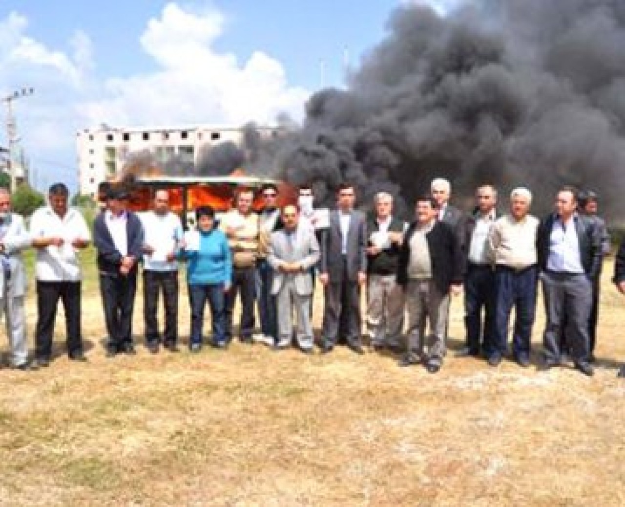 Minibüsçülerden minibüs yakma eylemi