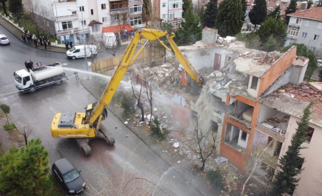 Depremde hasar gören 9 bina yıkıldı