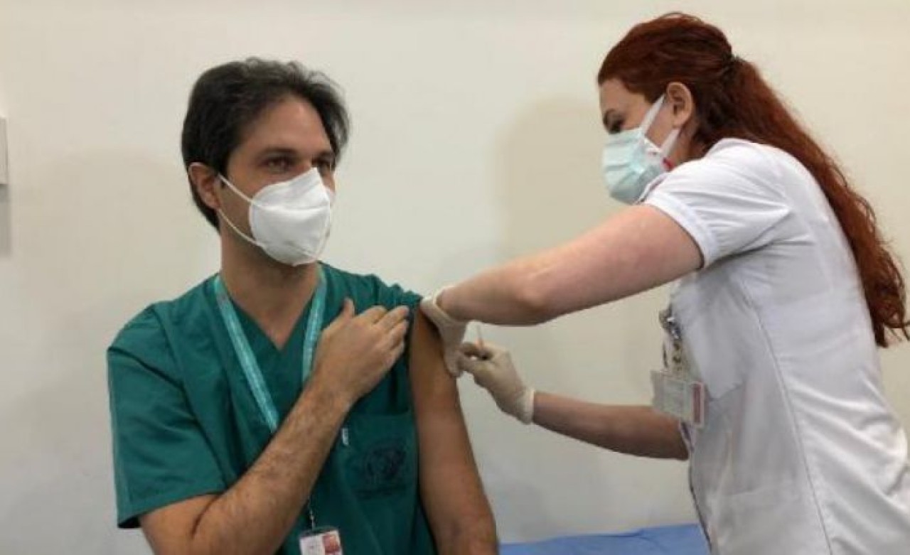 İstanbulda ilk aşılar sağlık çalışanlarına yapılmaya başladı
