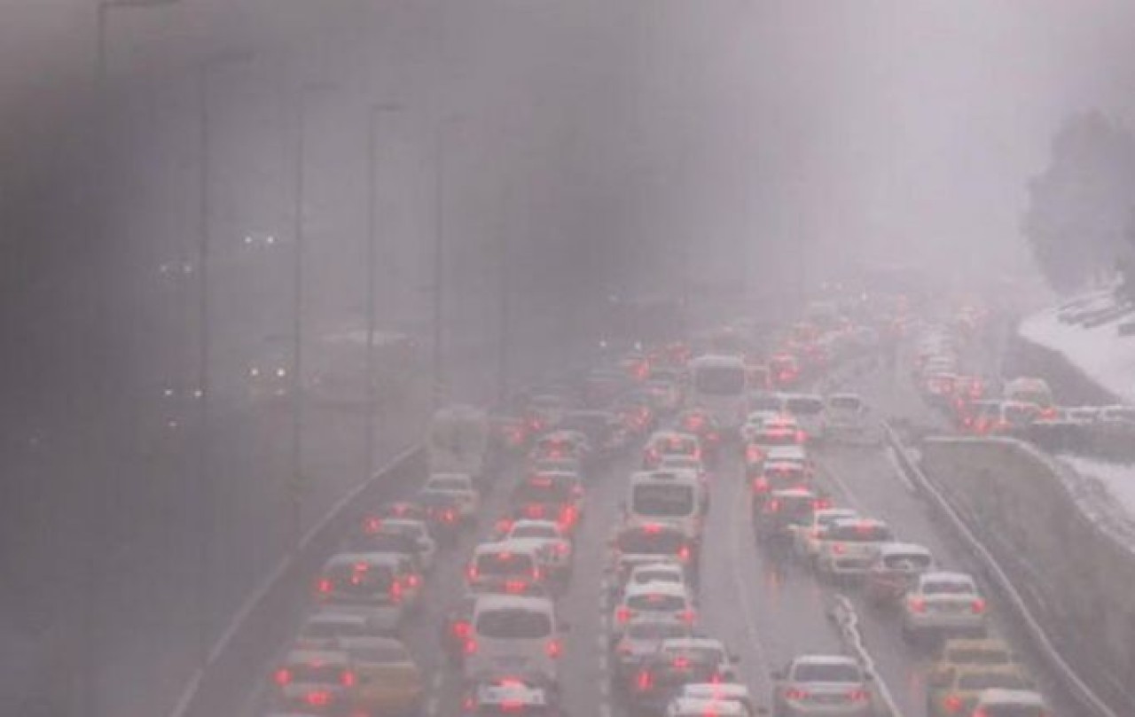 İstanbulda trafik durma noktasında! Kar şiddetini artırdı, AKOMdan uyarı geldi