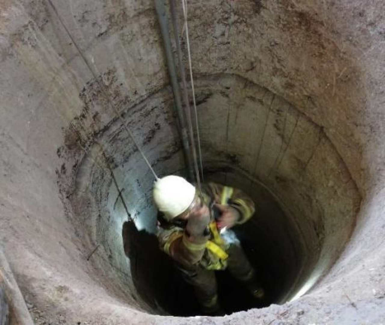 Beylikdüzünde kuyuya düşen işçi yaralandı
