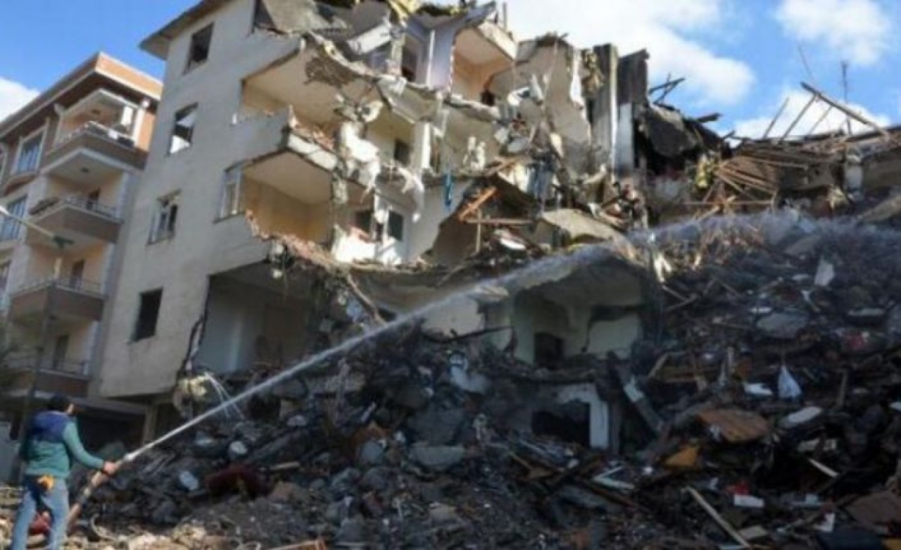 Avcılarda balkonları çöken bina 44 gün sonra yıkıldı