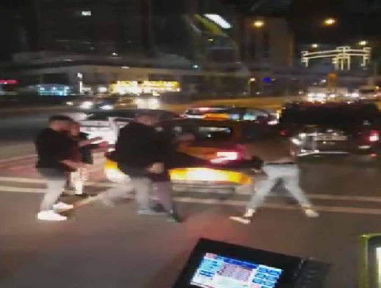 Önce kaza sonra tekmeli tokatlı kavga; 3 kişi taksiciyi böyle darp etti