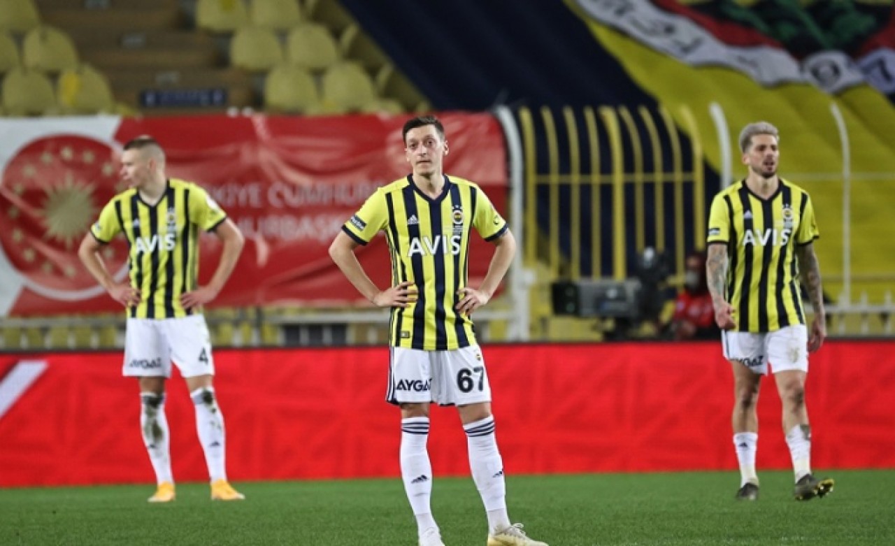 Fenerbahçenin hasreti 8 yıla çıktı, sosyal medya yıkıldı