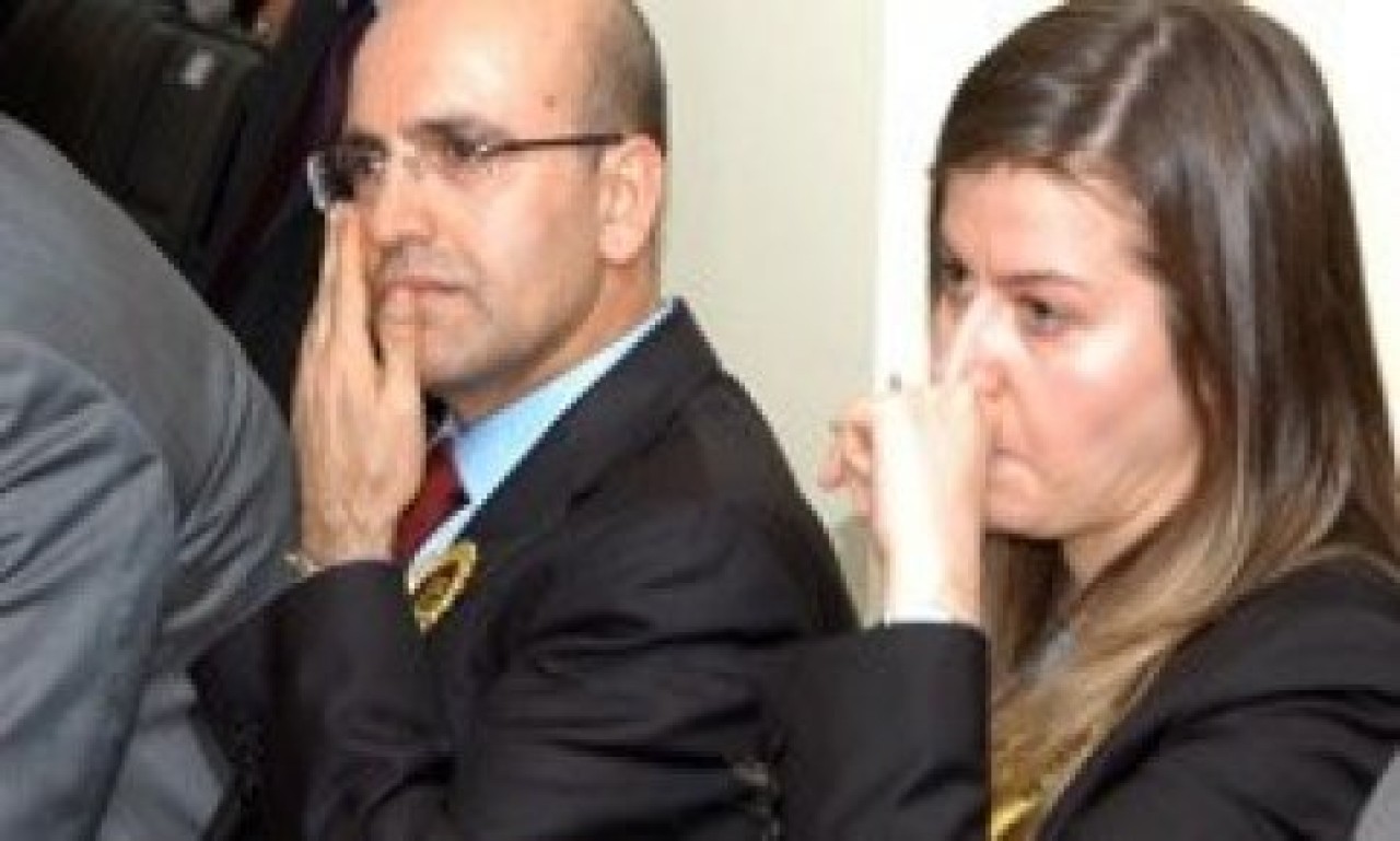 Bakan ağladı eşi dayanamadı