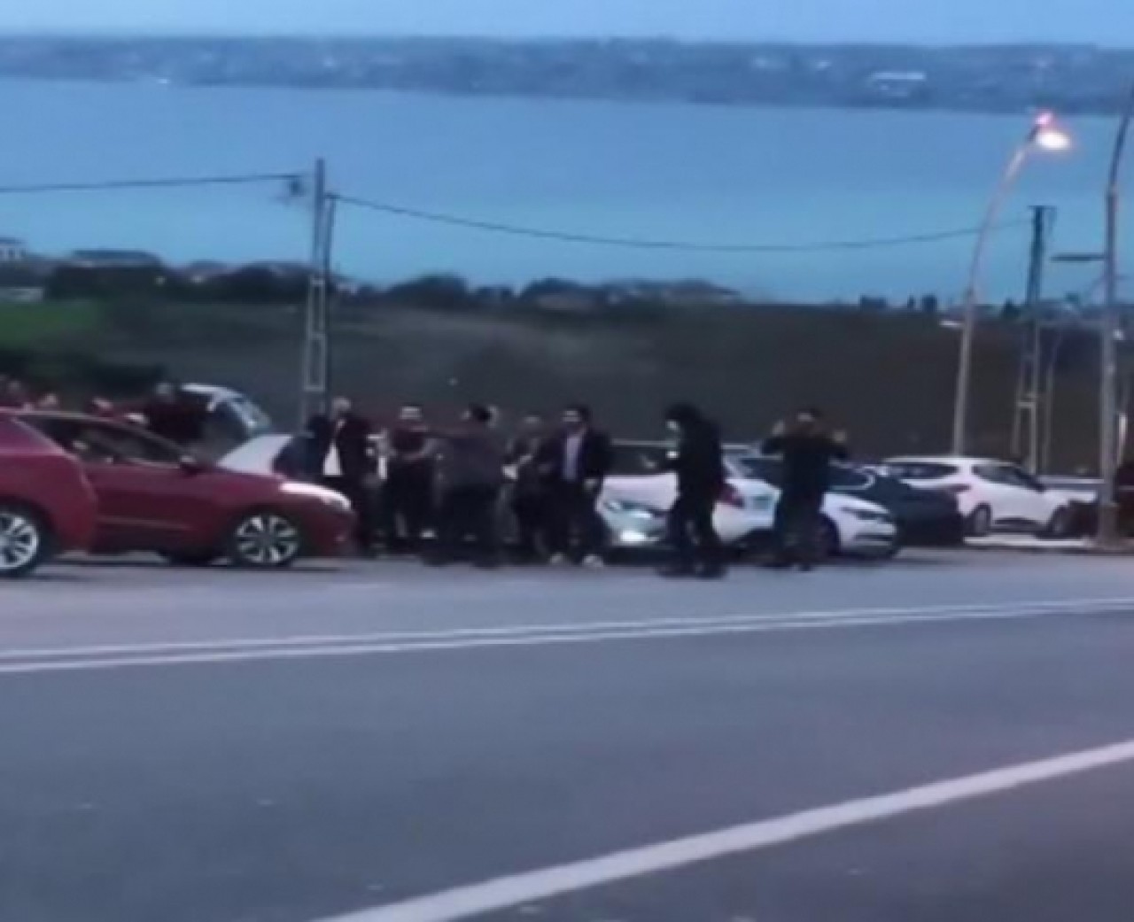 Beylikdüzünde yol kenarında maskesiz, mesafesiz halay