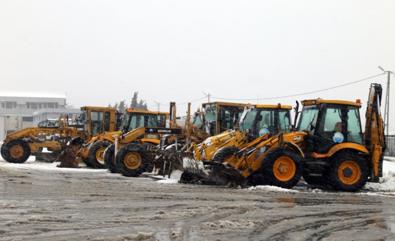 Büyükçekmece yoğun kar yağışına teslim olmadı