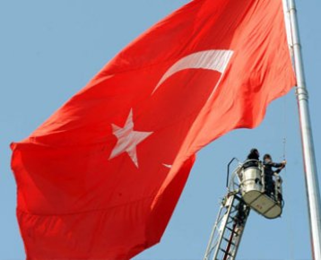 Taksim'de 'bayrak' önlemi