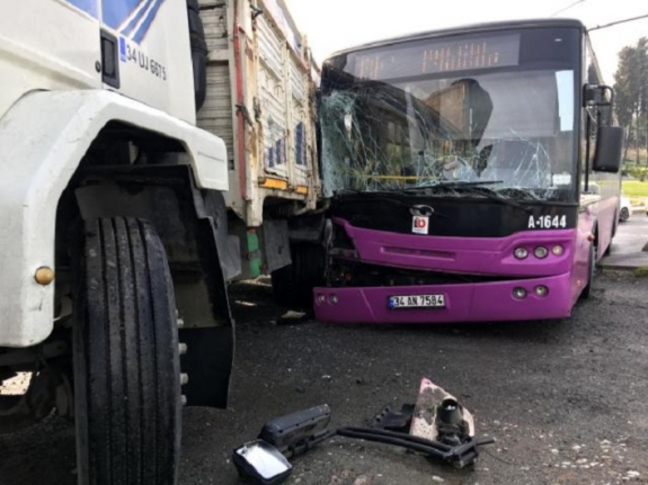 Küçükçekmecede otobüs ile kamyon birbirine girdi