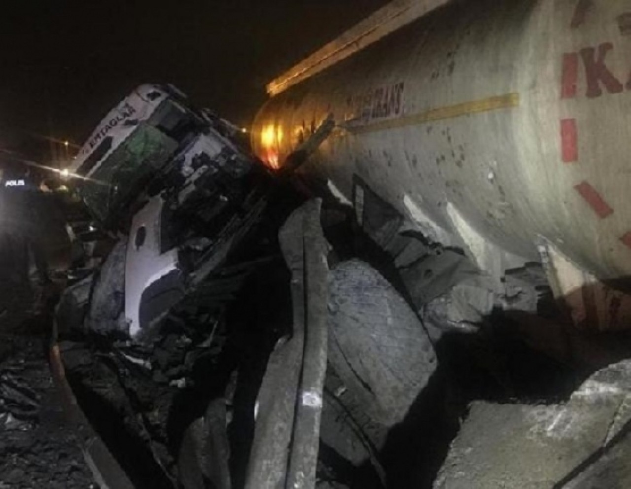 BÜYÜKÇEKMECEDE TANKER BARİYERLERE ÇARPTI: 1 YARALI