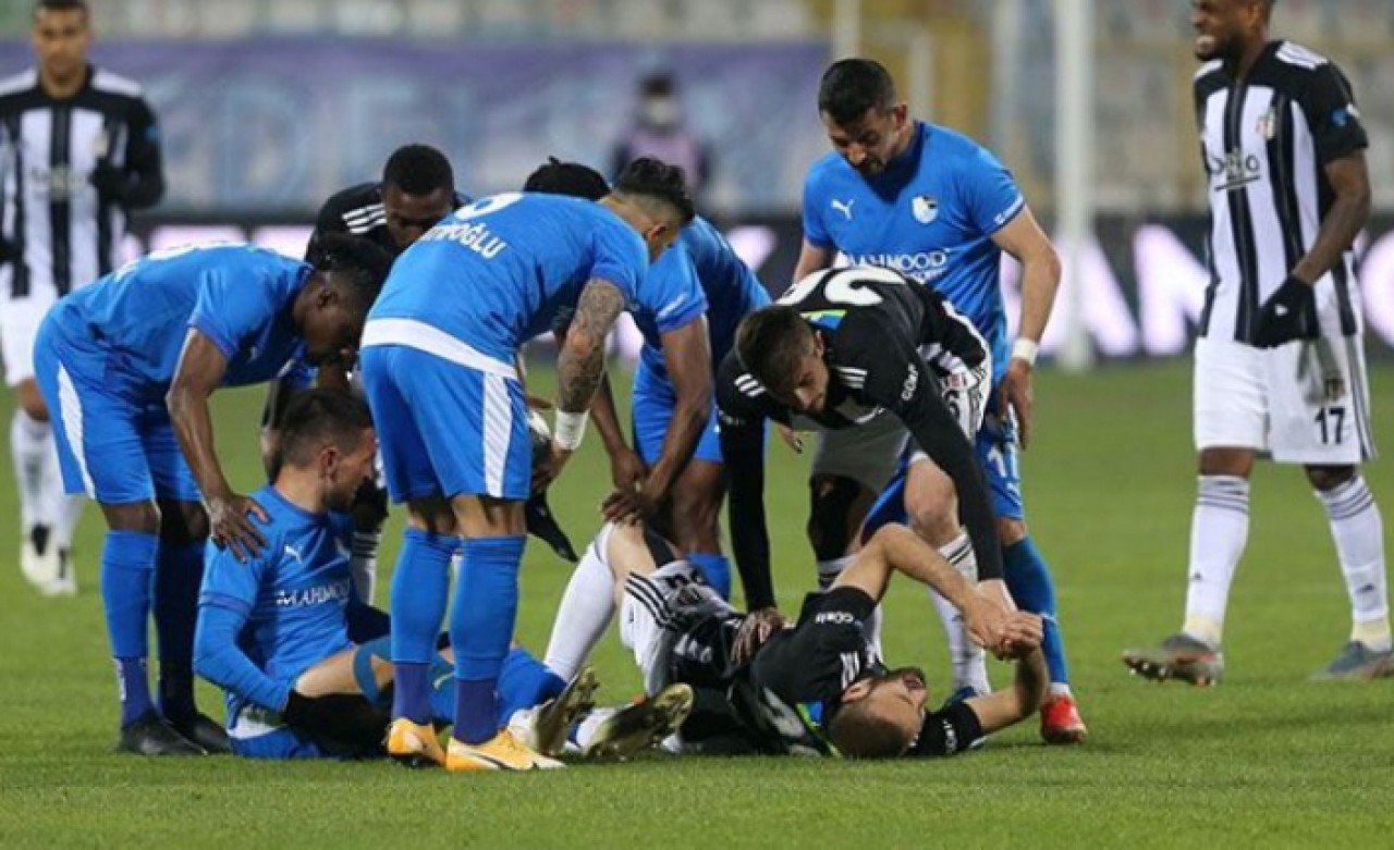 Beşiktaşa Cenk Tosundan kötü haber! Sahalardan uzak kalacağı süre belli oldu