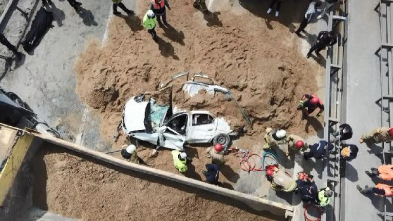 TEM Otoyolunda hafriyat kamyonu otomobilin üzerine devrildi: 1 ölü