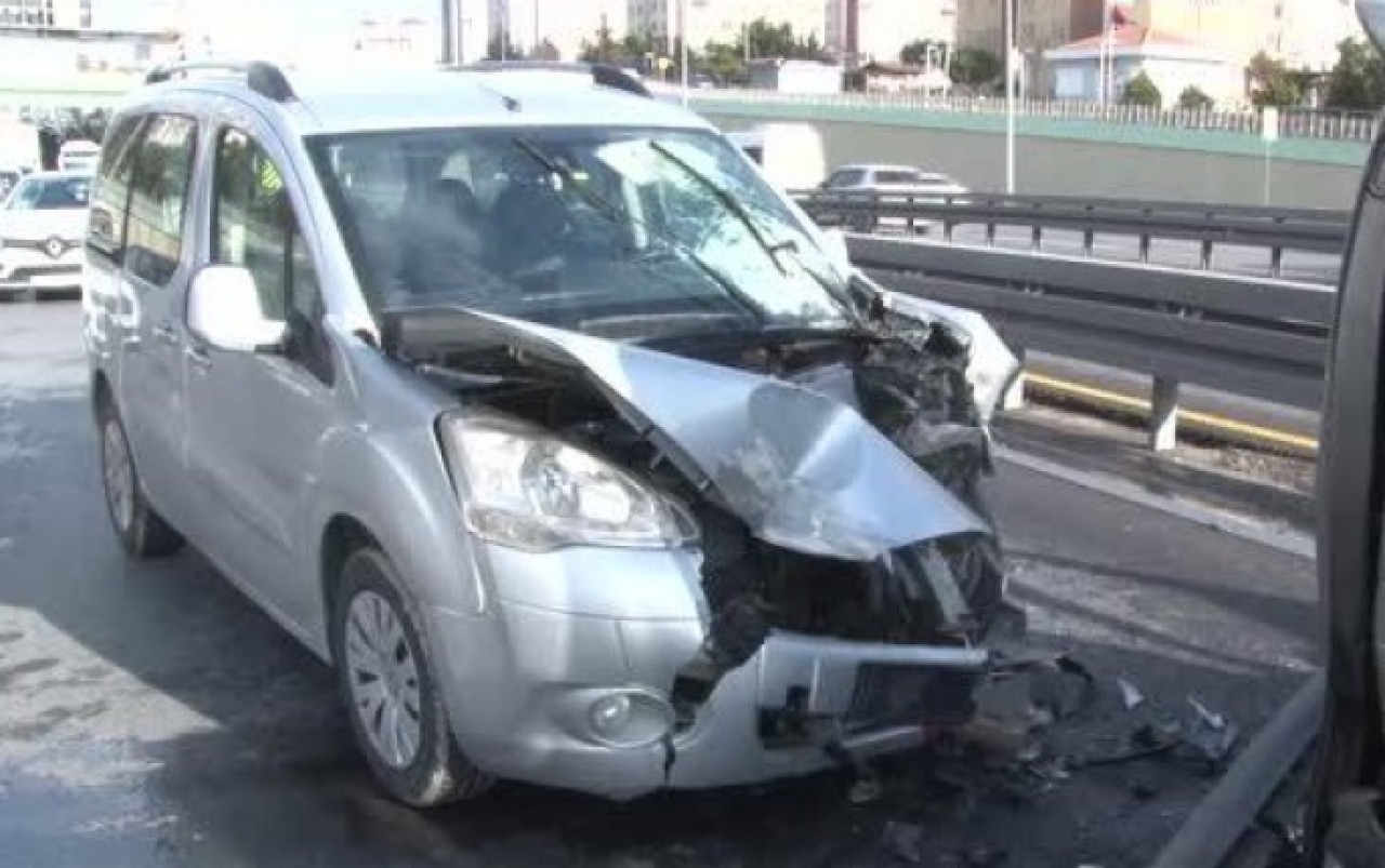 Beylikdüzü E-5te iki araç çarpıştı: 2 yaralı