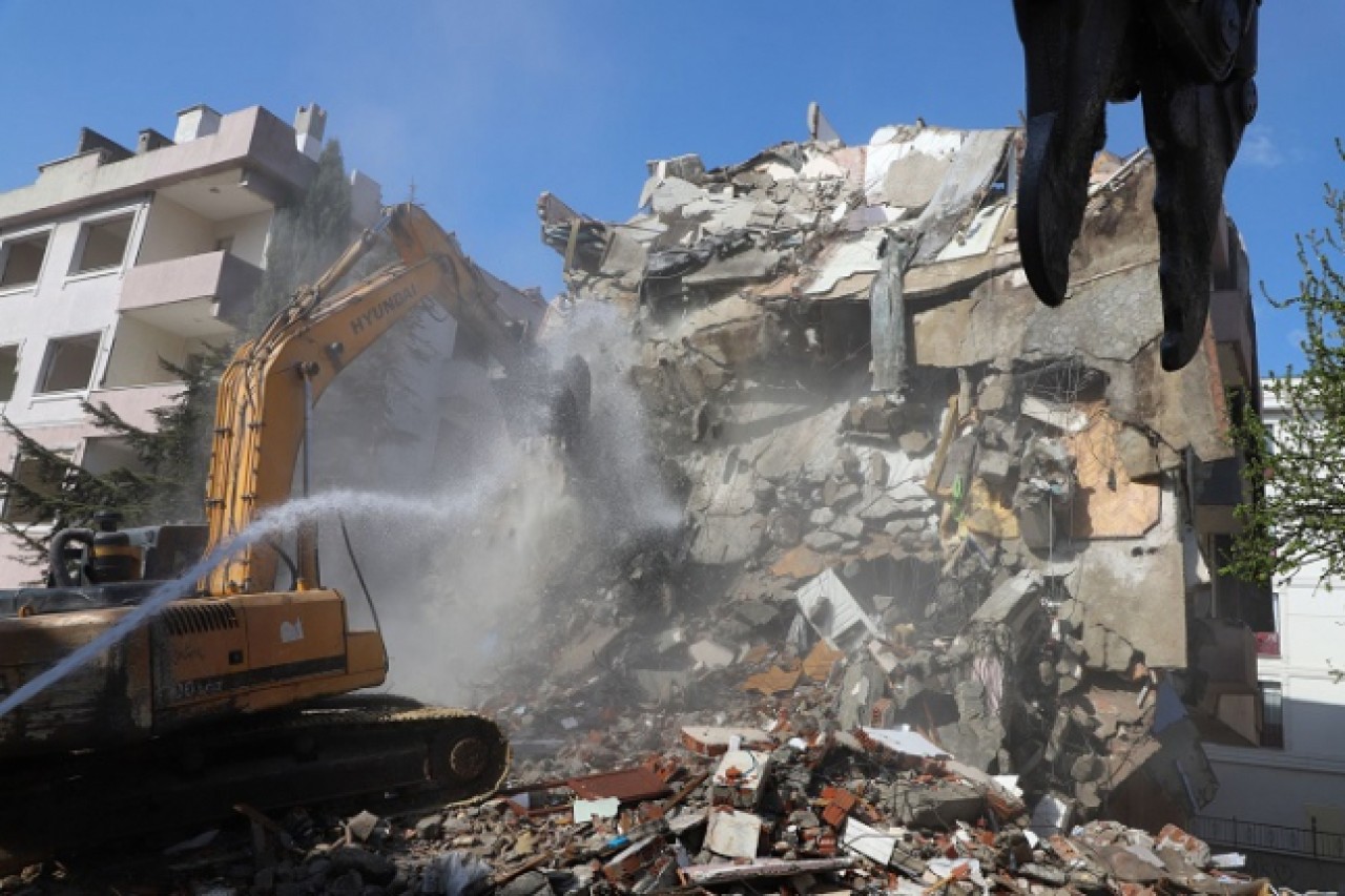 Büyükçekmece’de risk taşıyan 2 bina yıkıldı