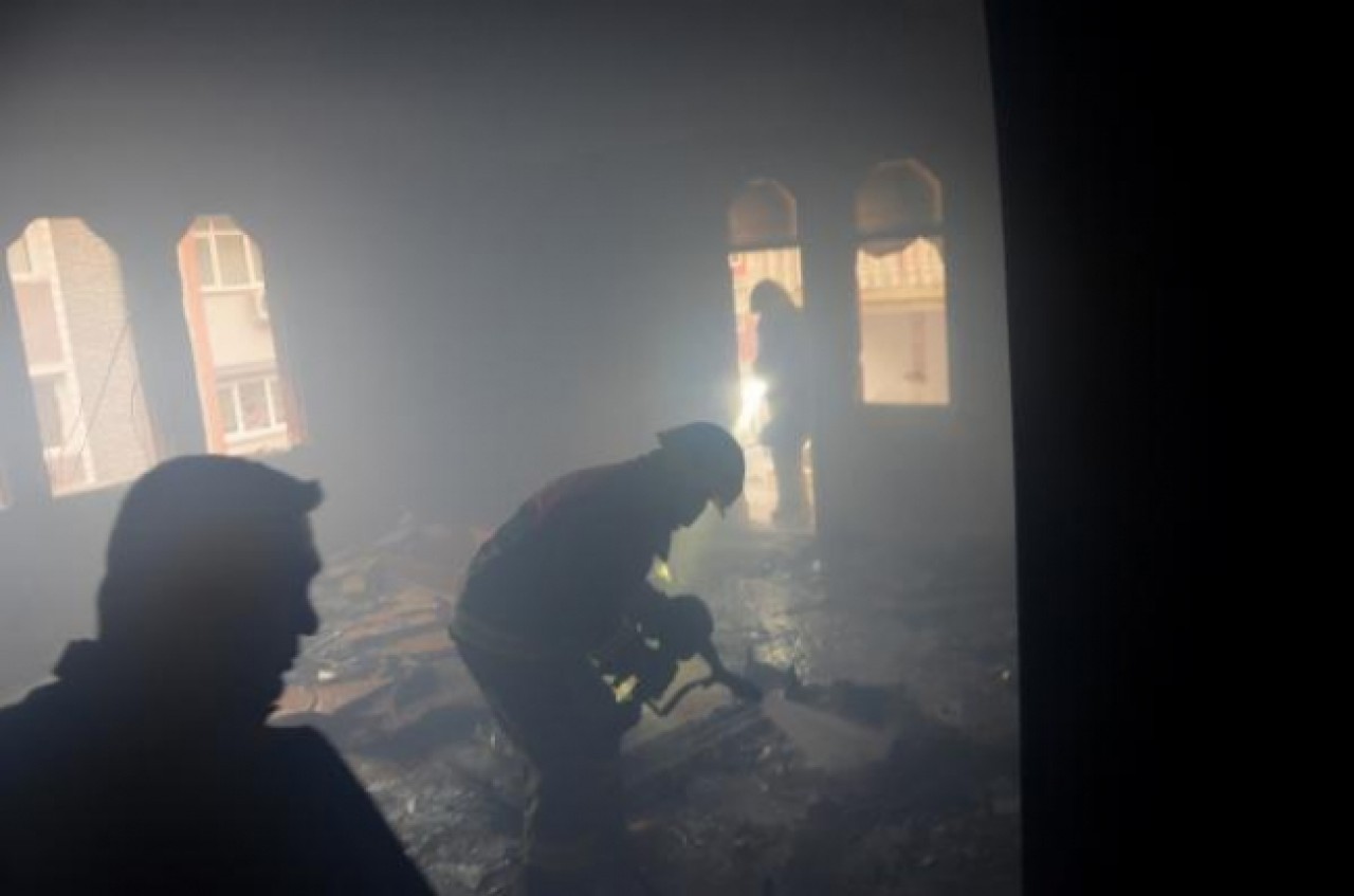 BOŞ BİNADA ISINMAK İÇİN ATEŞ YAKAN EVSİZLER, PARKELERİ TUTUŞTURDU