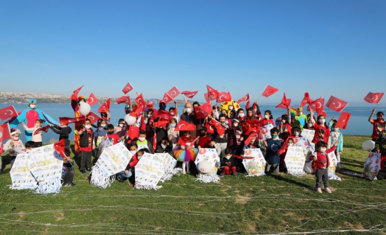 Büyükçekmeceli minikler 23 Nisan’ı uçurtma uçurarak kutladı