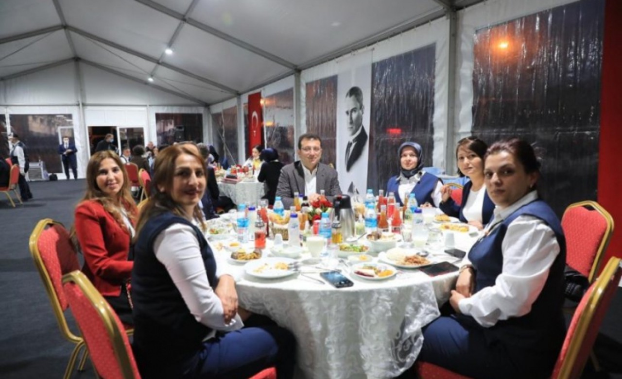 Ekrem İmamoğlu, İETTnin kadın şoför ile iftarda buluştu