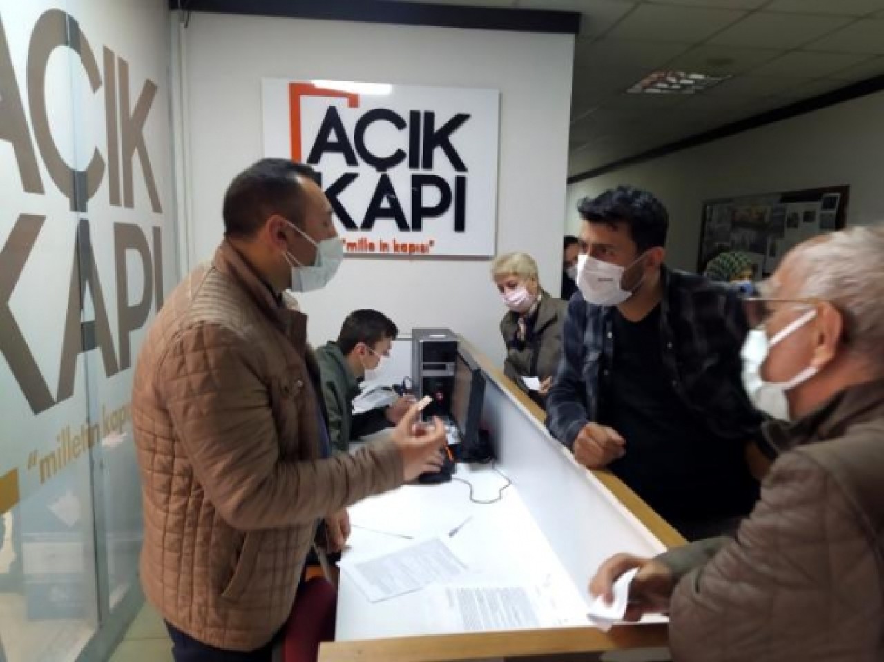 Seyahat belgesi almaya çalışanlar kaymakamlıklara koştu