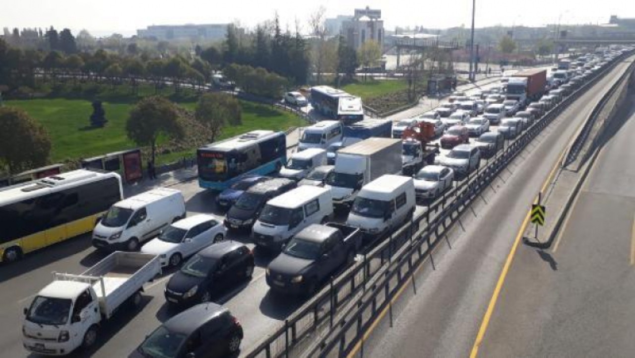 Avcılar ve Küçükçekmecede kısıtlamaya rağmen trafik yoğunluğu