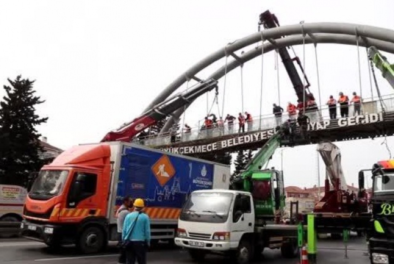 Büyükçekmecede yıkılma riski taşıyan üst geçit kaldırıldı
